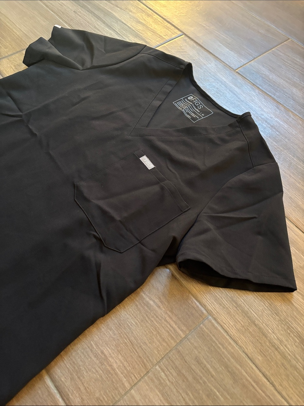 FIGS Women’s Catarina Scrub Top Shirt in Black - Picture 3 of 11